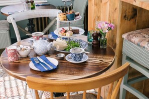 Daily full breakfast (GBP 17.5 per person) - Bull's Head Hotel (Chislehurst)