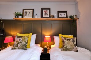 Classic Twin Room | Individually decorated, individually furnished, desk, iron/ironing board - Bull's Head Hotel (Chislehurst)