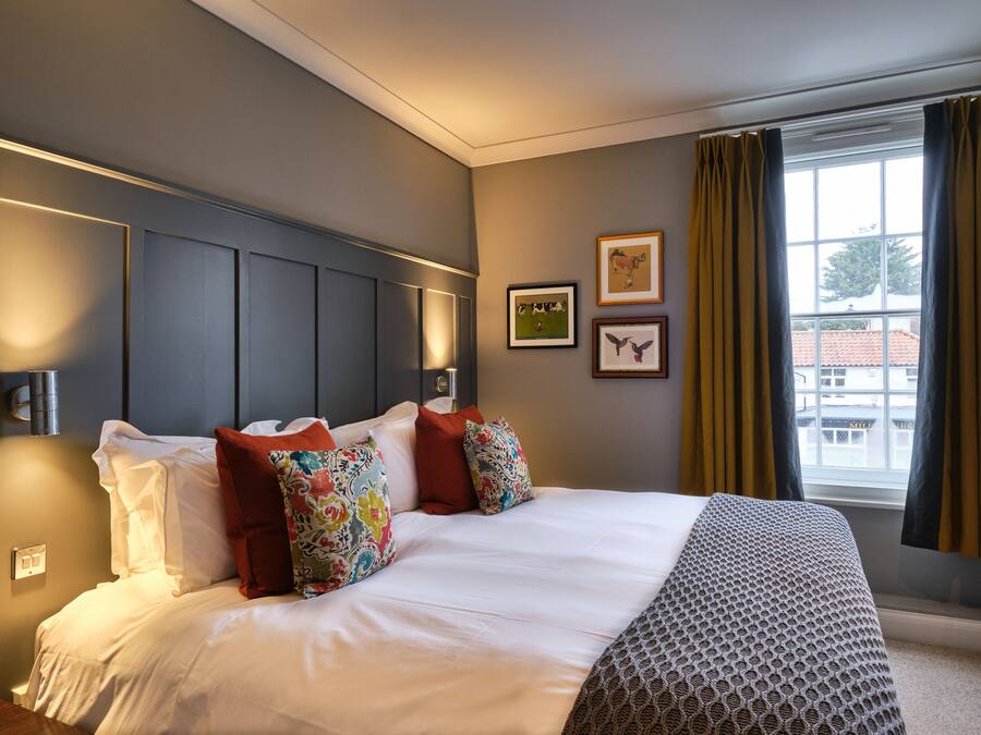 Dobbeltrom – classic | Individuelt dekorert, individuelt innredet og skrivebord