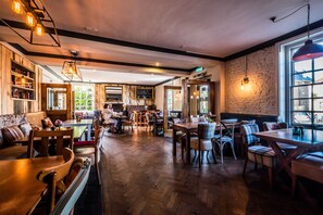 2 bars/lounges - Bull's Head Hotel (Chislehurst)