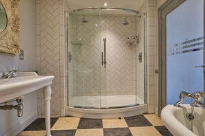 Combined shower/bathtub, free toiletries, hair dryer, towels - Bull's Head Hotel (Chislehurst)