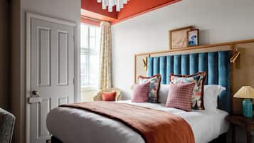 Escritorio, tabla de planchar con plancha, wifi gratis y ropa de cama