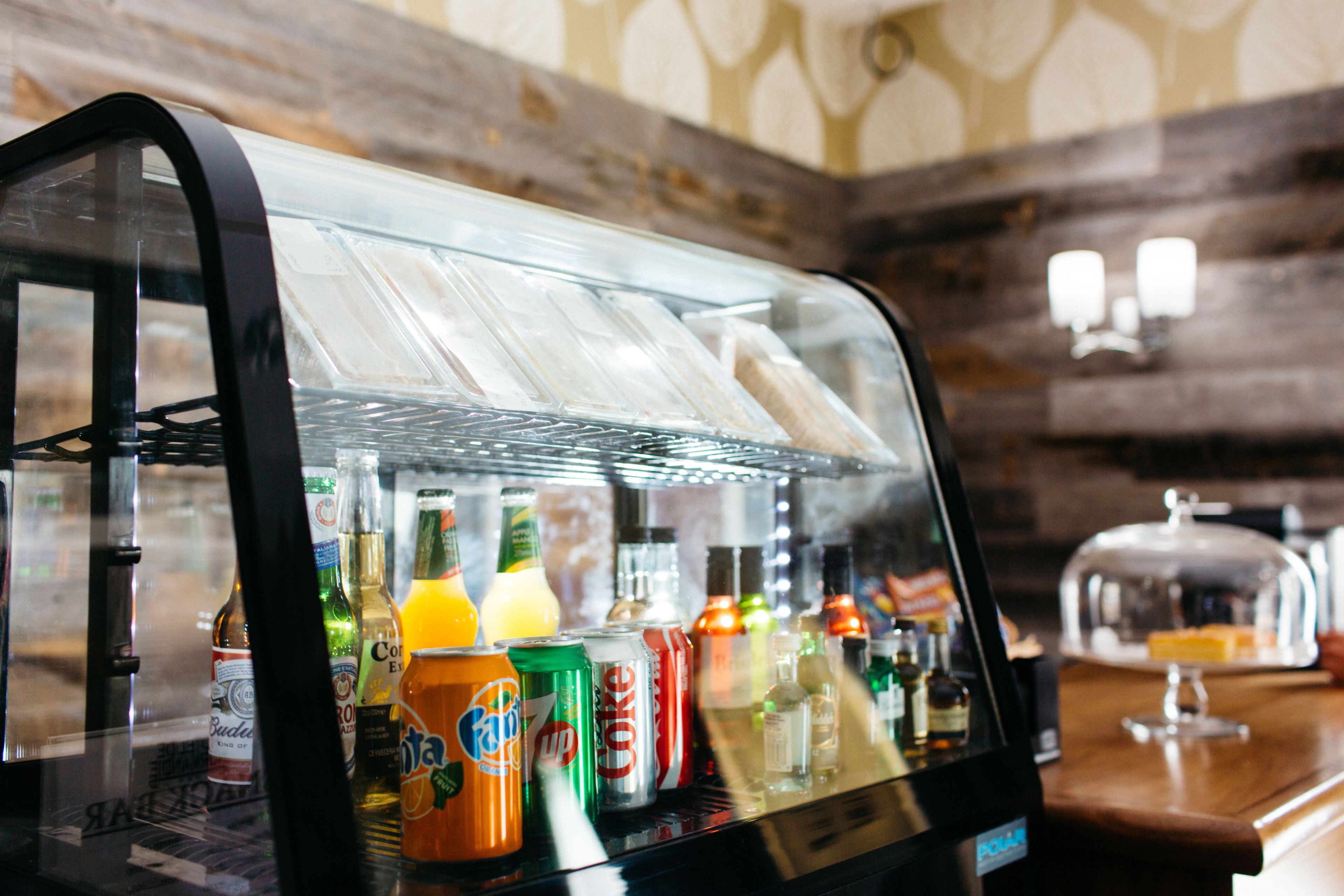 Un dispensador de bebidas con diferentes opciones y latas.