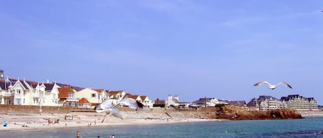 Una spiaggia nelle vicinanze