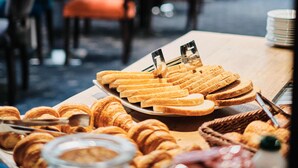 Un bufé con diversos pasteles y una botella de almíbar.