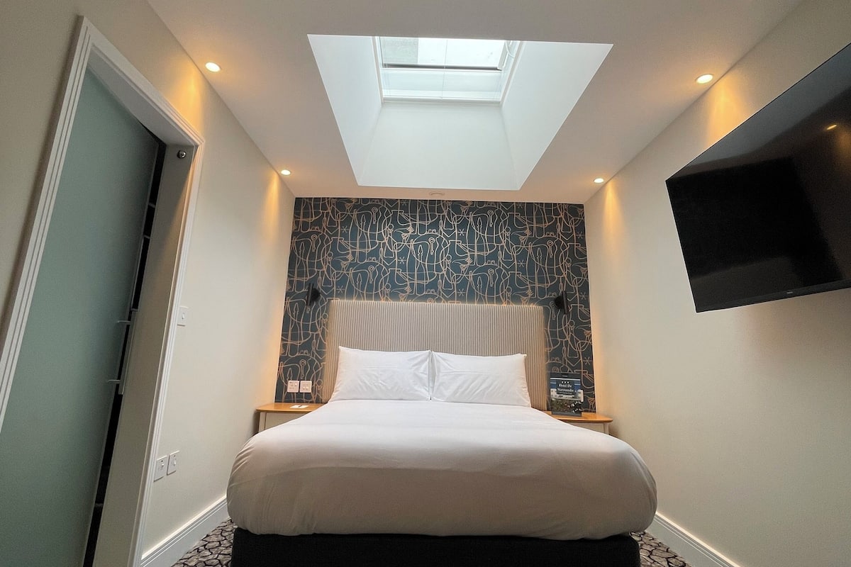 In-room safe, free WiFi, bed sheets