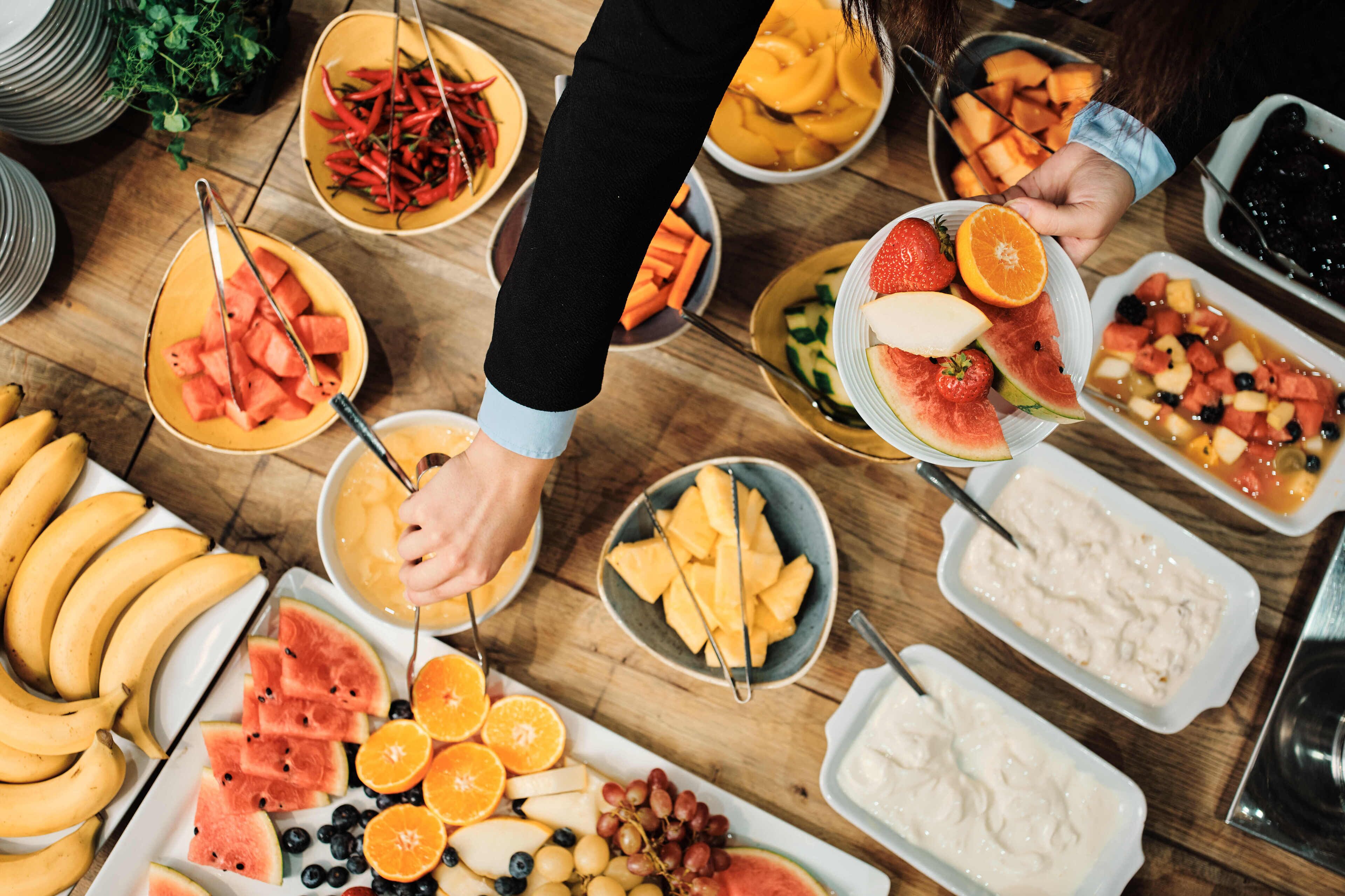 بوفيه فطور يوميًا بتكلفة قدرها (15.00 GBP للشخص)