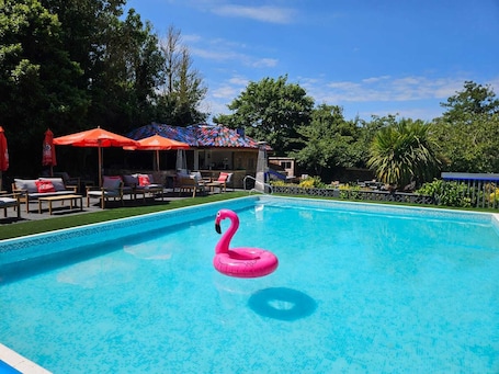 Una piscina al aire libre. Le Pommier