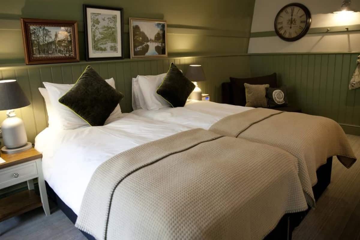 Twin Room | Free minibar items, in-room safe, desk, iron/ironing board
