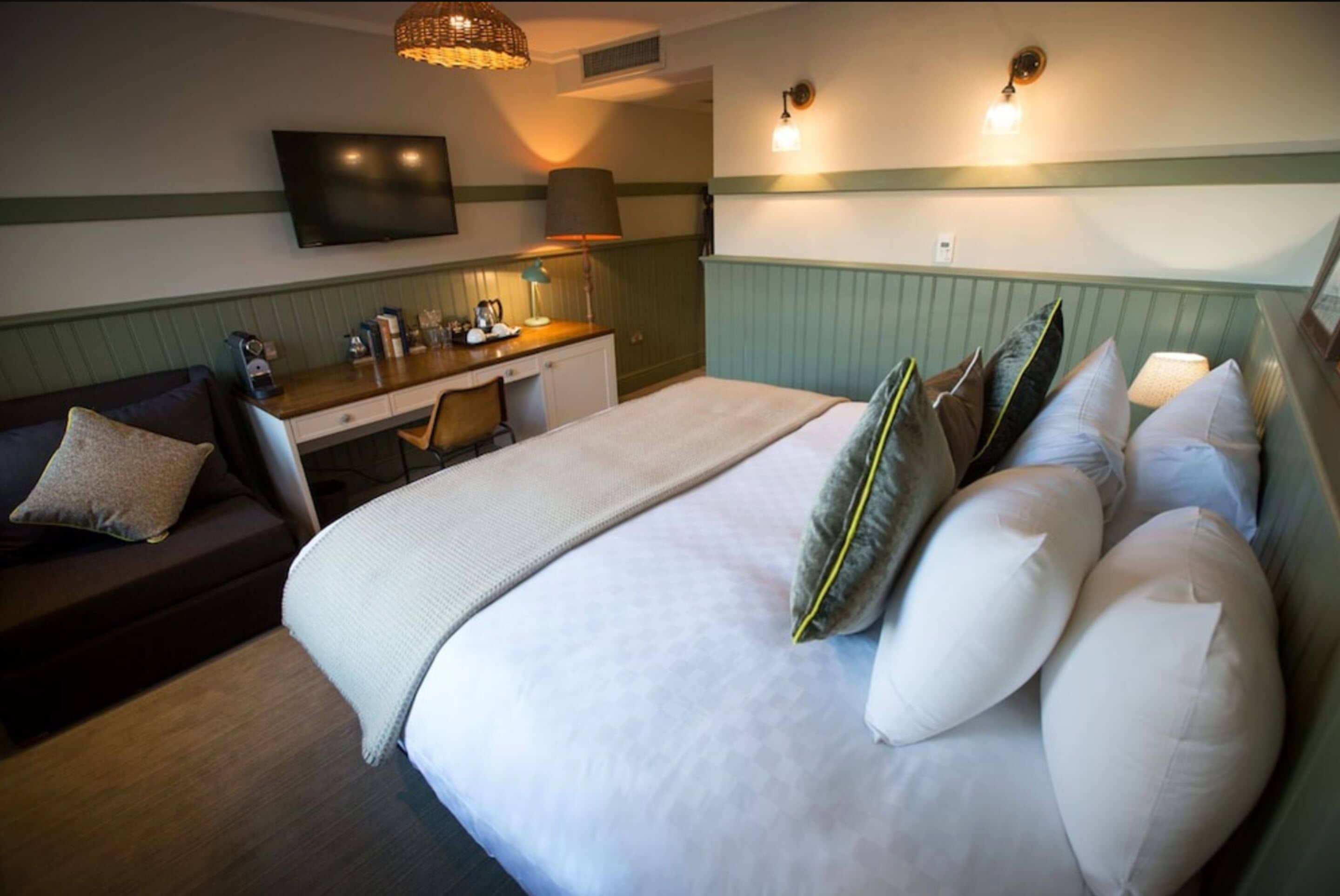 double room | free minibar items, in-room safe, desk, iron/ironing board