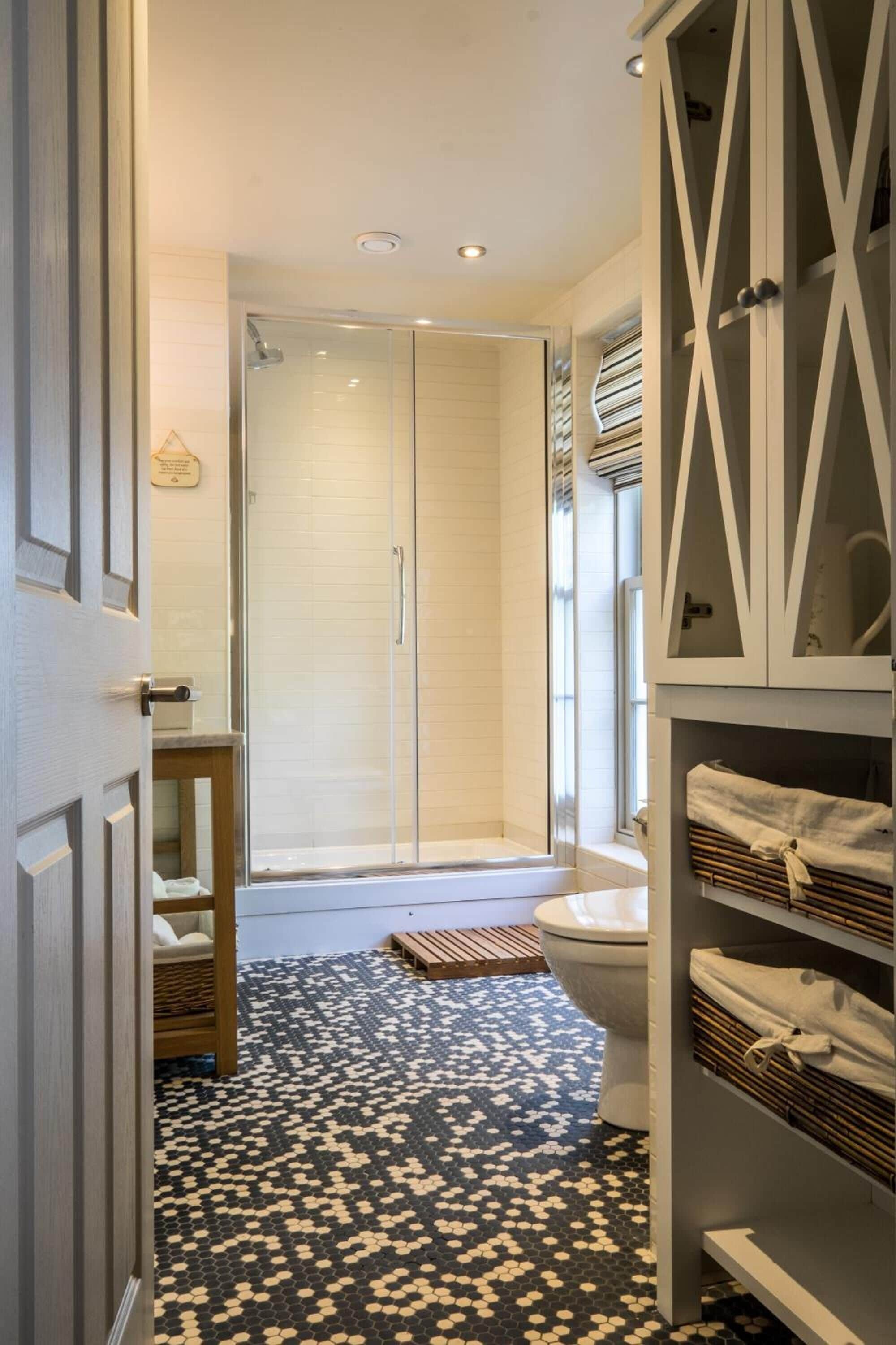 combined shower/bathtub, designer toiletries, hair dryer, towels