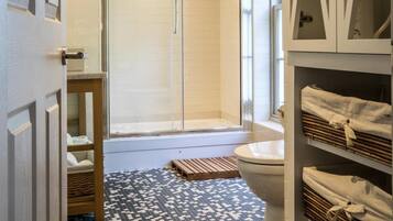 Combined shower/bathtub, designer toiletries, hair dryer, towels