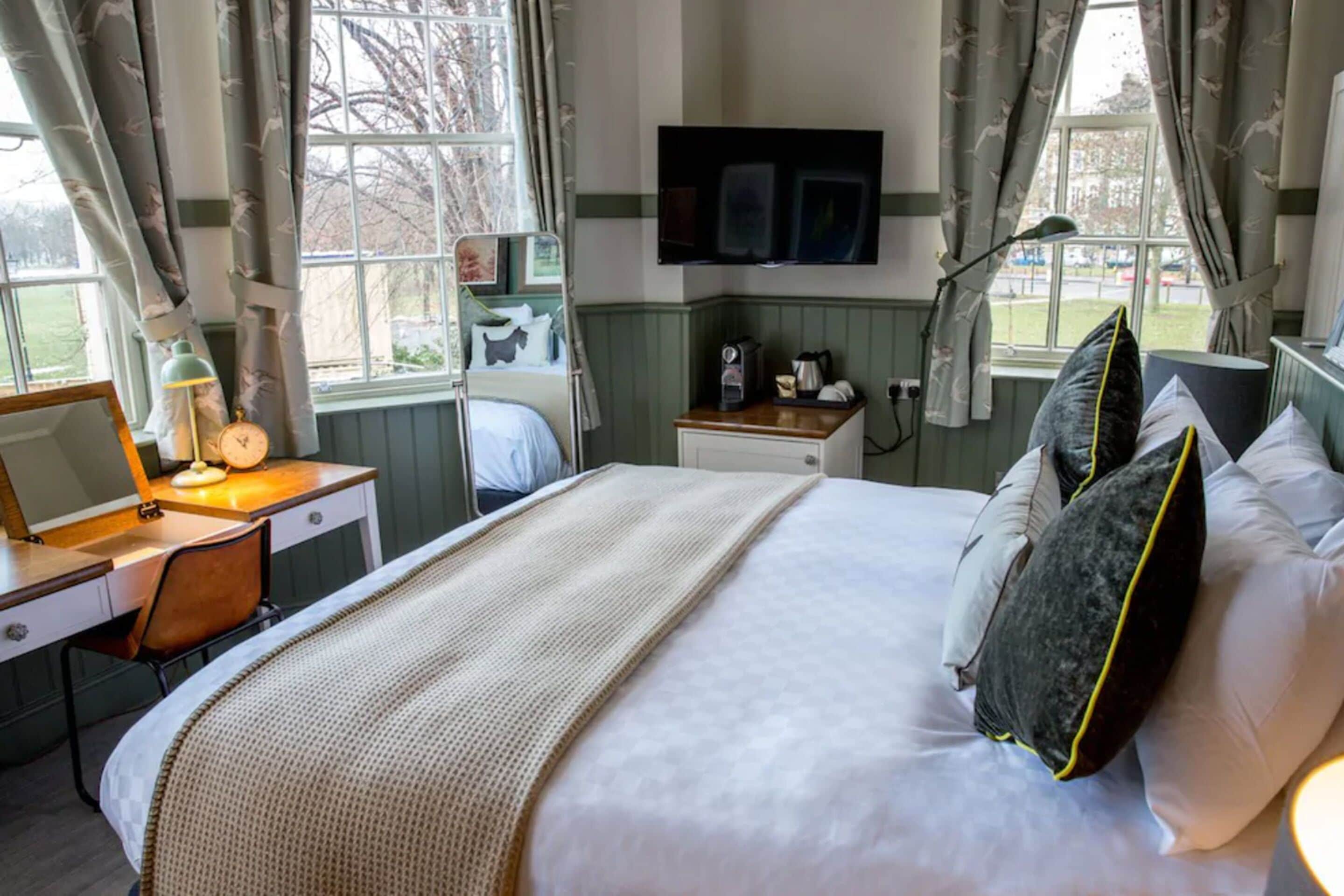 double room | free minibar items, in-room safe, desk, iron/ironing board