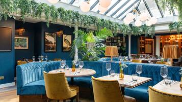 Petit déjeuner, déjeuner et dîner servis sur place