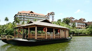 Una estructura flotante con cubierta, rodeada de agua y edificios al fondo.