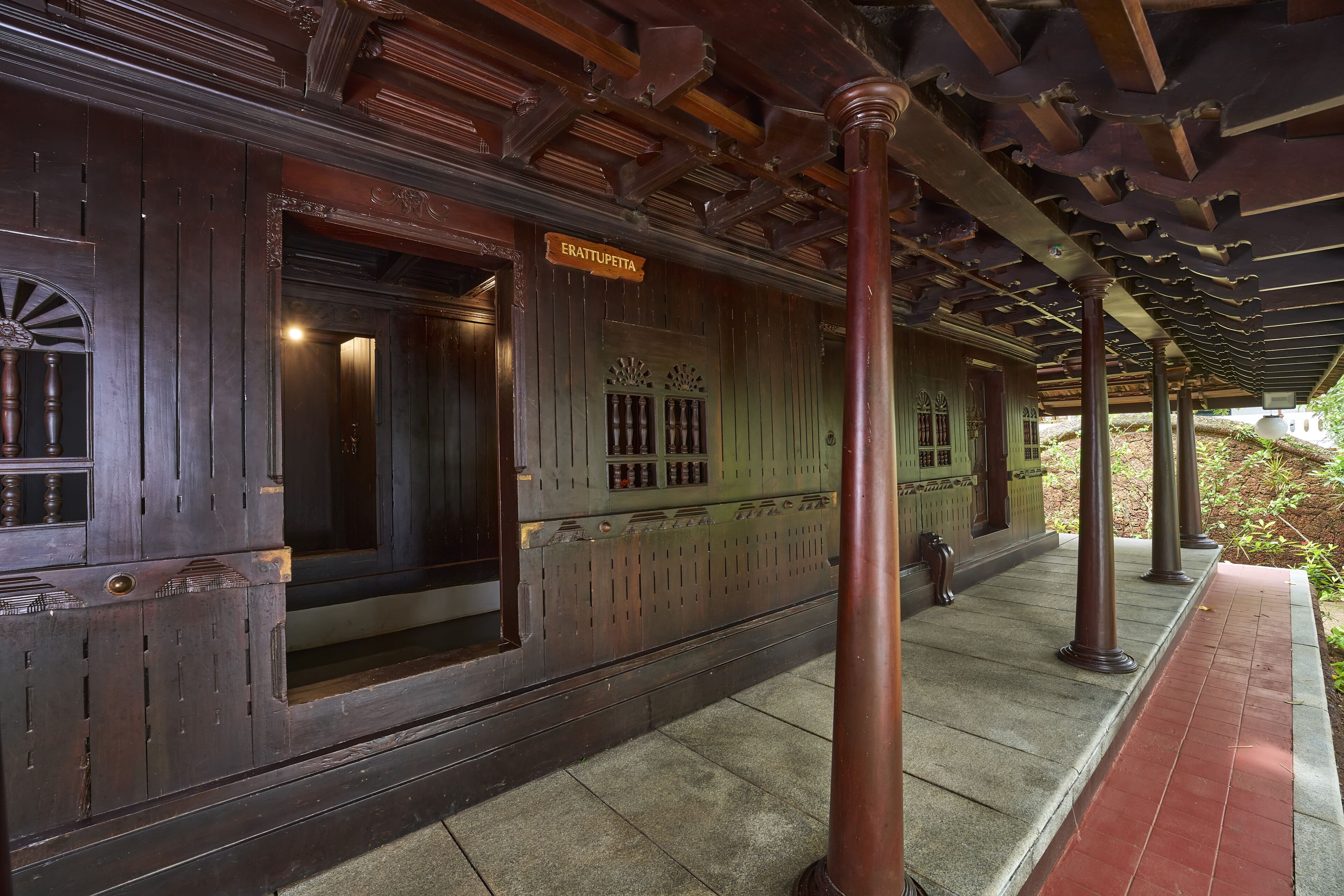 Un bâtiment traditionnel en bois, sur lequel on peut lire l’inscription « ERATUPETTA ».