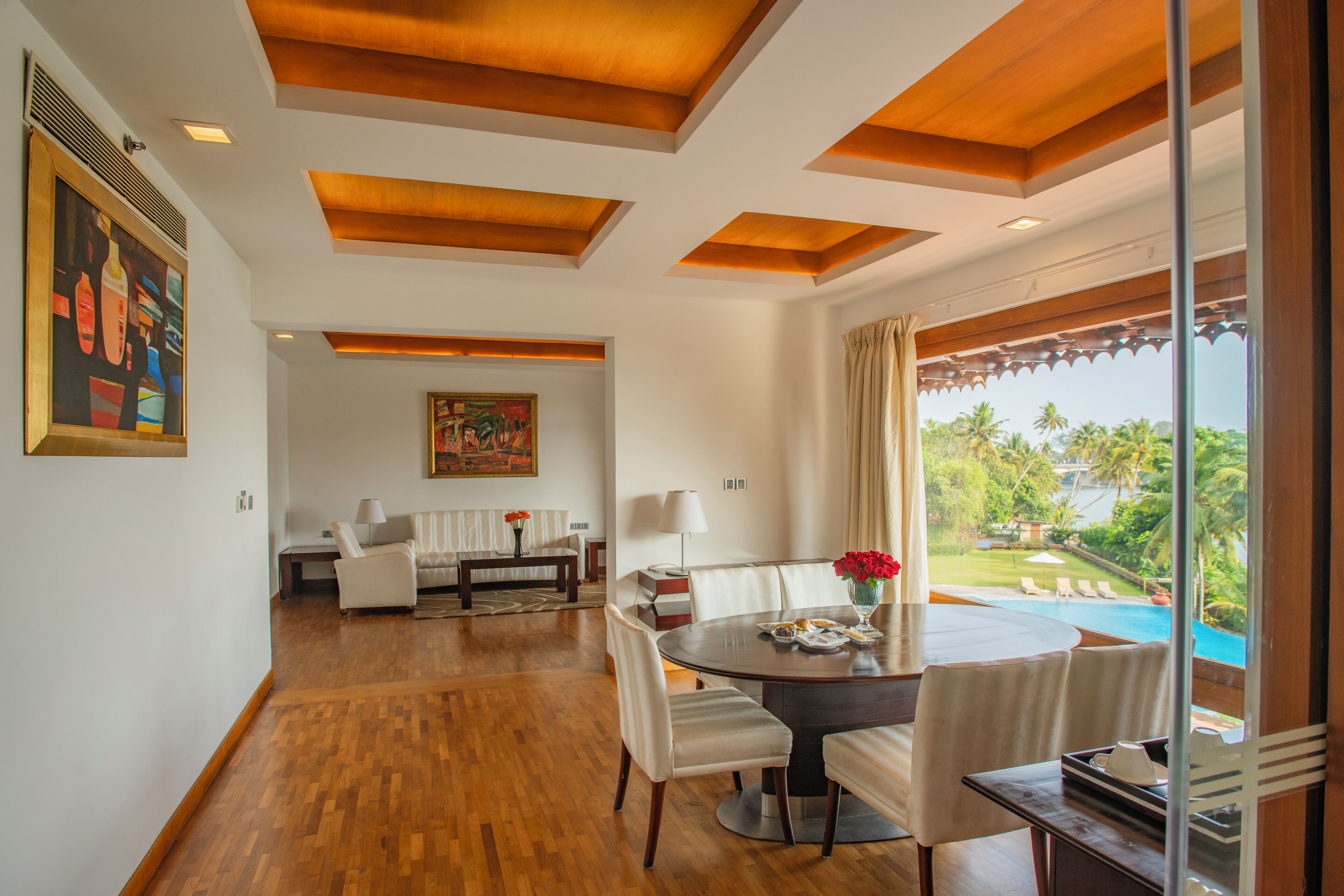 套房 (Heritage) | 起居区 | 42-英寸LED 电视（配备有线频道）