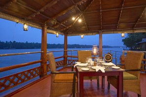 2 restaurants, breakfast served