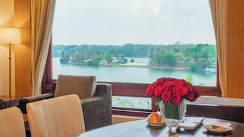 Royal Suite with Panoramic View | In-room dining