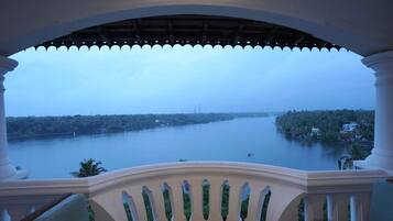 Royal Premier Lake View King | Balcony view