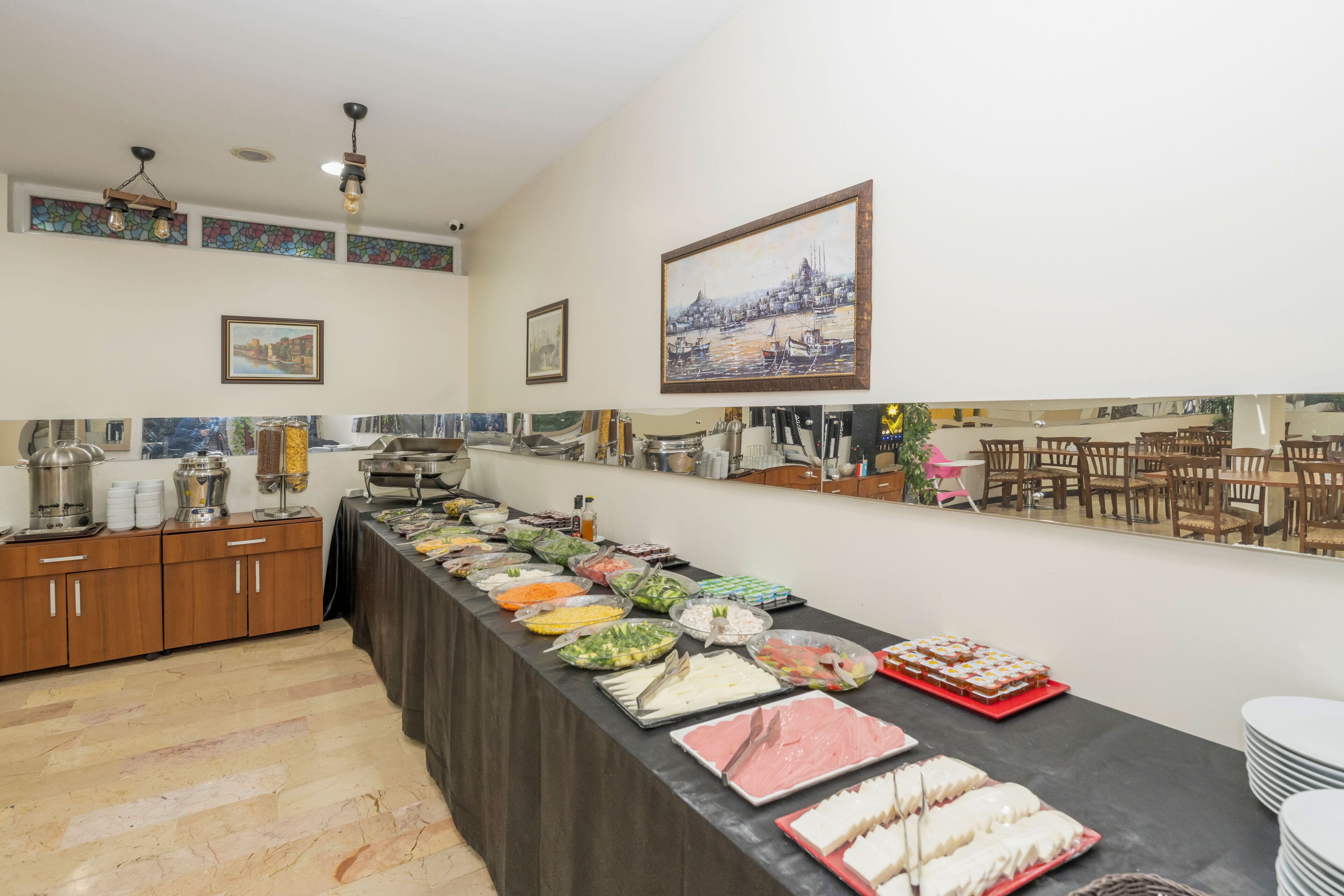 Ein reichhaltiges Buffet mit verschiedenen Speisen und einem langen Tisch.