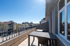 أغطية فراش متميزة وأسرّة بطبقة علوية مريحة وميني بار وخزنة داخل الغرفة