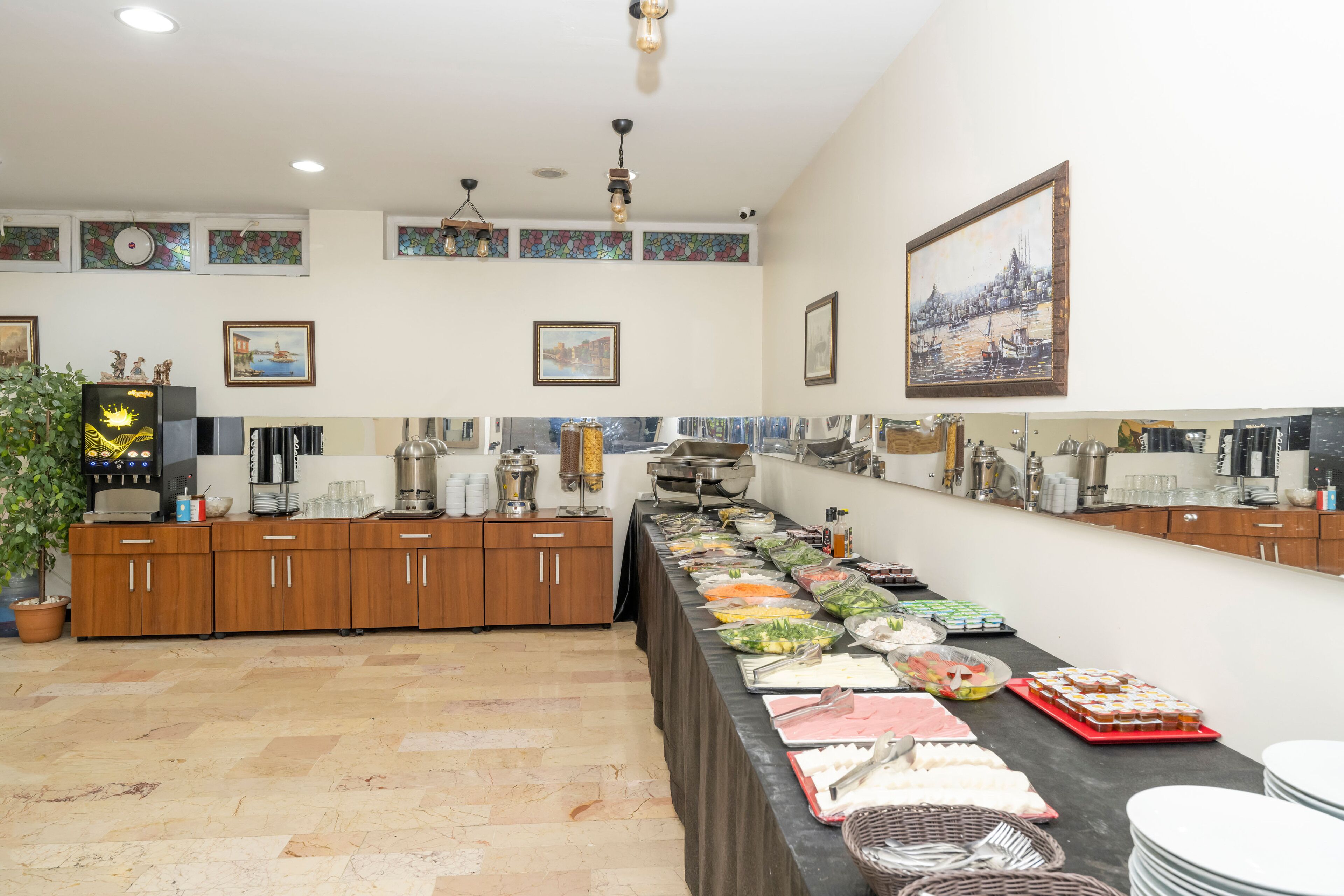 Una mesa de buffet con diferentes alimentos y equipo de cocina.