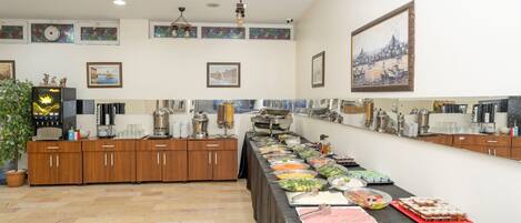 Una mesa de buffet con diferentes alimentos y equipo de cocina.