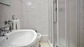 Douche, articles de toilette gratuits, sèche-cheveux, bidet