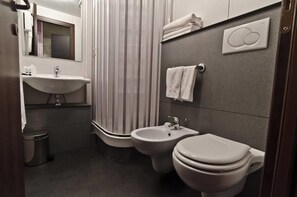 Doccia, set di cortesia gratuito, asciugacapelli, bidet