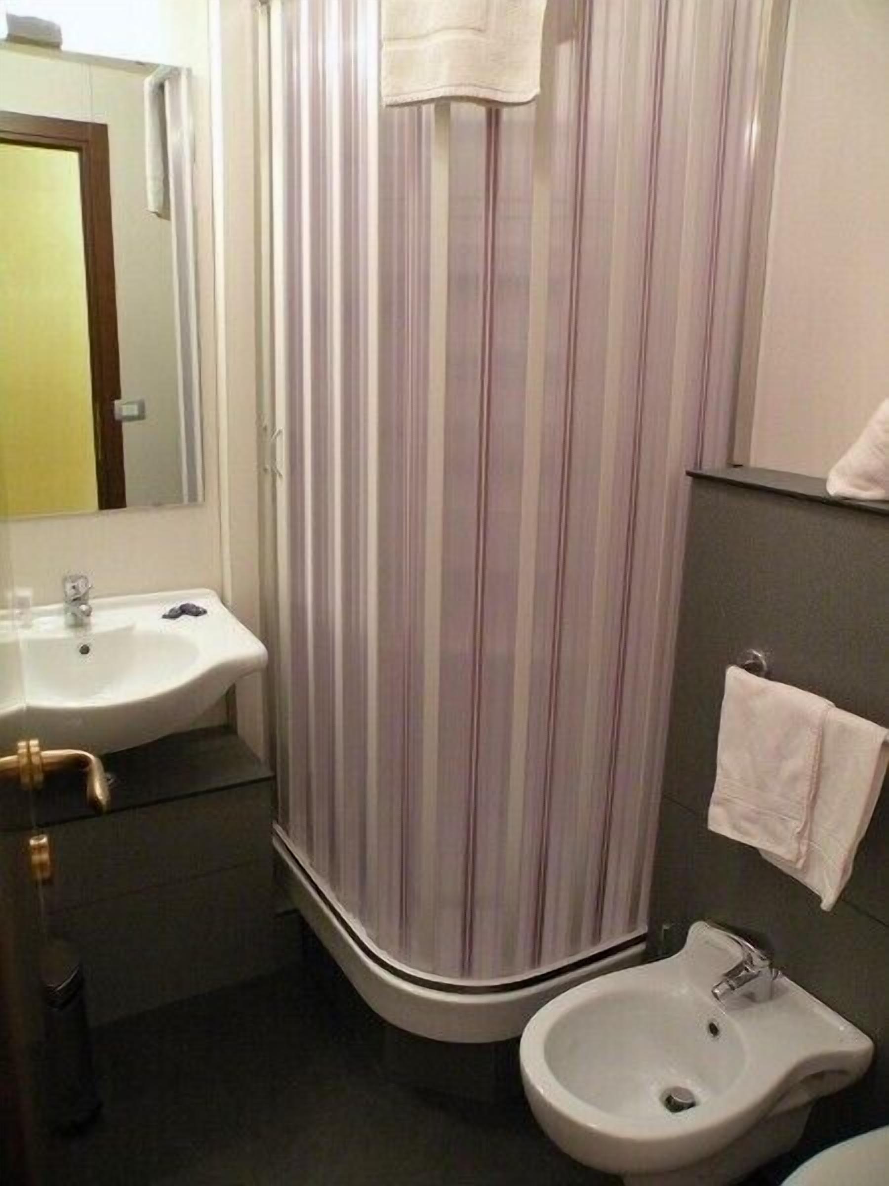 Shower, free toiletries, hair dryer, bidet