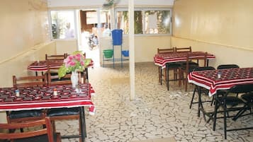 Desayuno continental (USD 10 por persona)