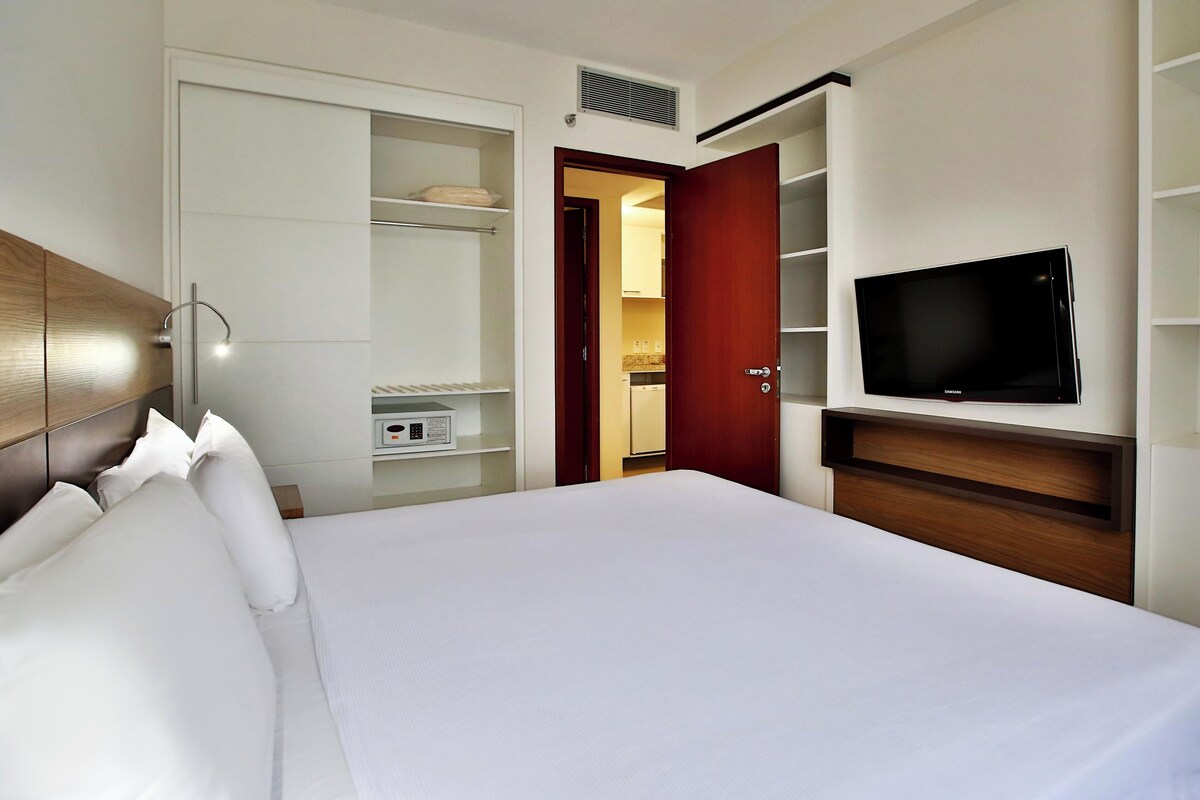 Minibar, in-room safe, laptop workspace, blackout curtains