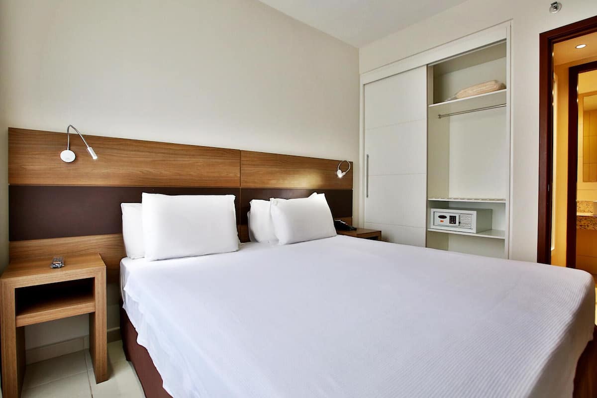Minibar y caja de seguridad en la habitación