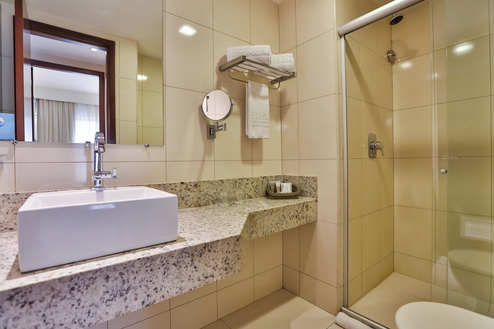 family suite | bathroom | shower, free toiletries, hair dryer, towels