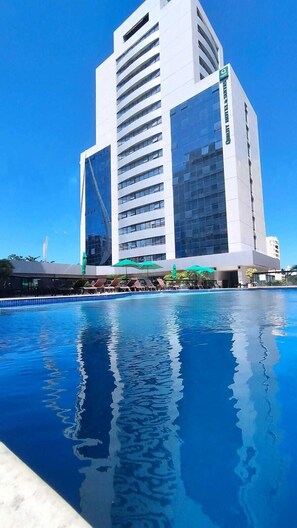 A modern hotel with a pool in front. - Quality Hotel & Suites São Salvador (Salvador)