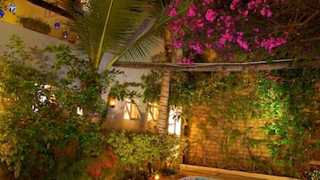 Una piscina al aire libre, sombrillas, tumbonas