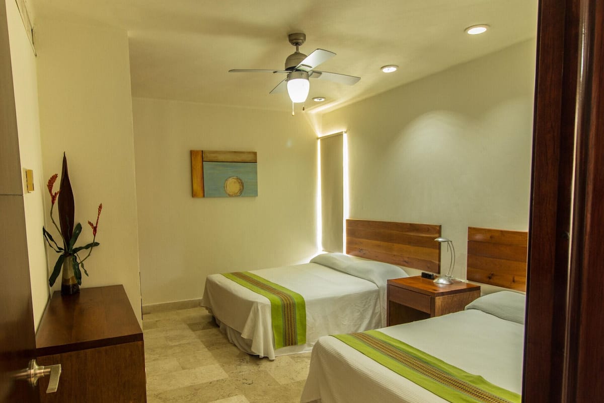 2 habitaciones, edredón, decoración personalizada y muebles diferentes
