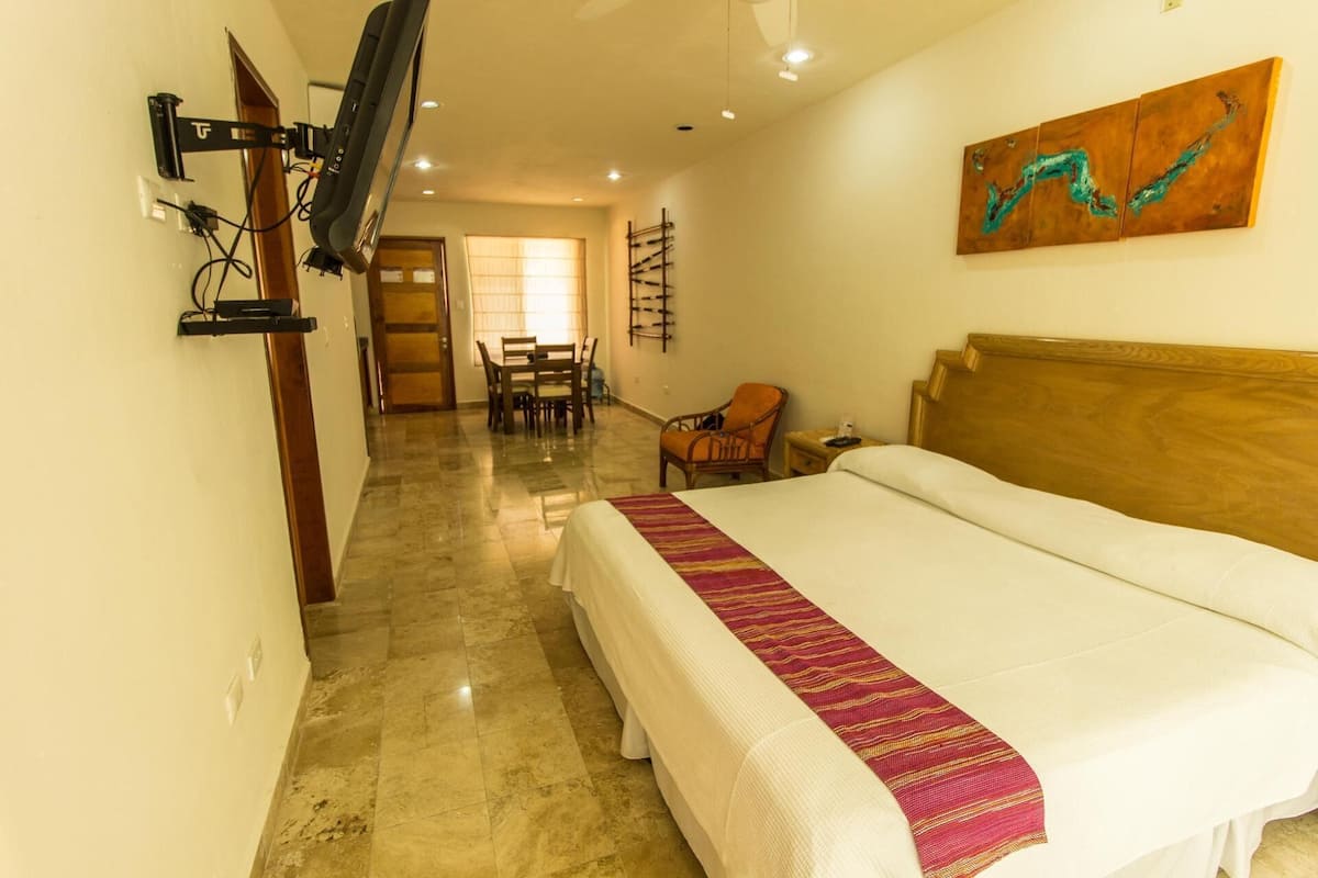 2 habitaciones, edredón, decoración personalizada y muebles diferentes