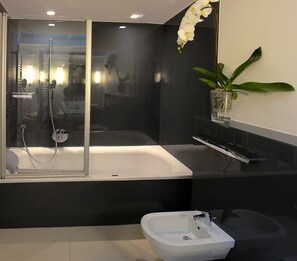 Deluxe Apartment (Penthouse) | Bathroom | Free toiletries, hair dryer, bathrobes