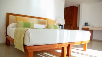 Suite junior, 1 cama King size, frente al océano | Minibar, caja de seguridad en la habitación y muebles diferentes