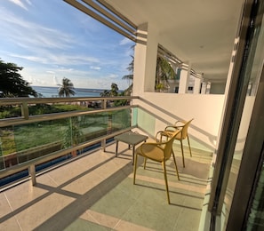 Suíte júnior, 1 cama King, de frente para o oceano | Terraço/pátio