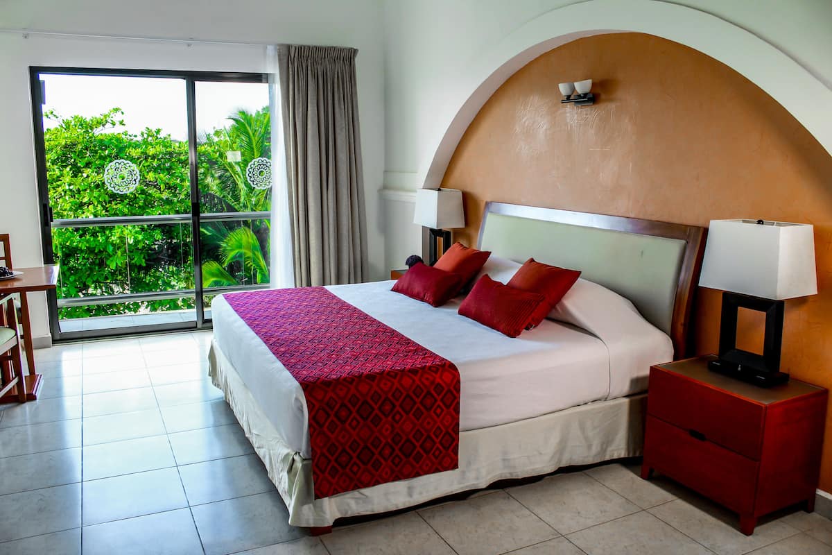 Standard Room, 1 Bedroom, Partial Ocean View | Minibar, in-room safe, individually furnished, blackout drapes
