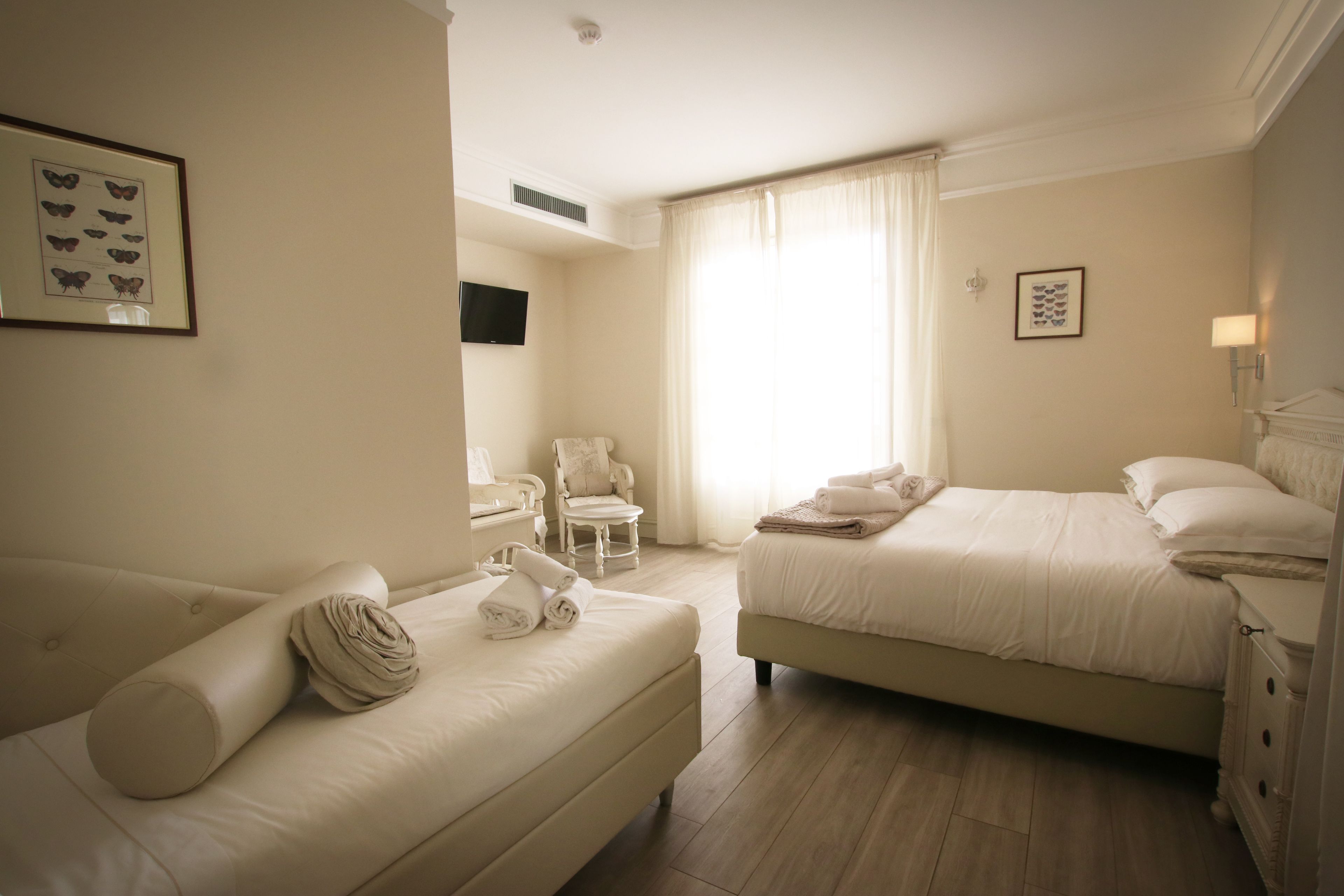 Daunenbettdecken, Pillowtop-Betten, Minibar, Schreibtisch