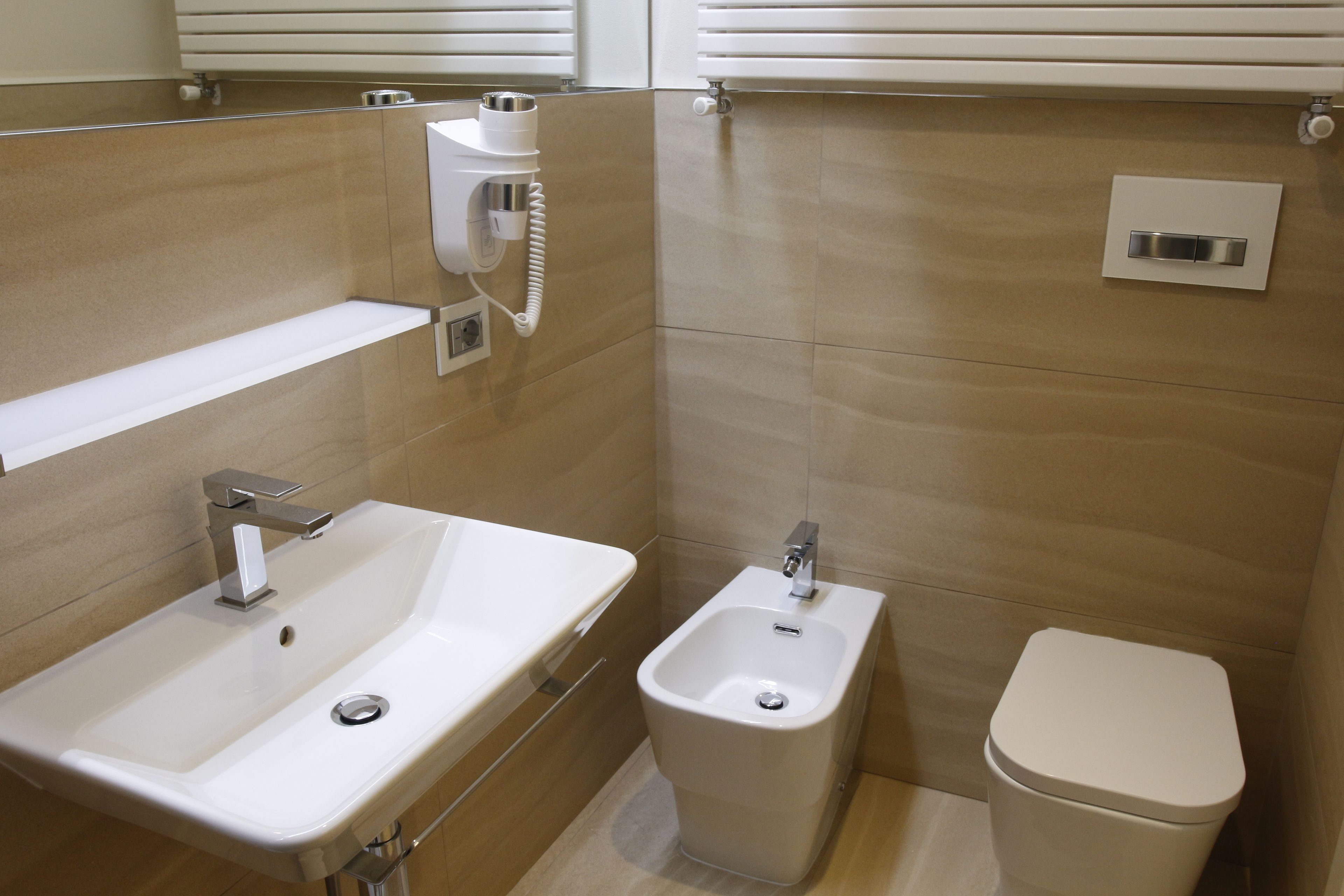 shower, rainfall showerhead, free toiletries, hair dryer