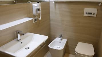 Un bagno moderno con lavandino, bidet e WC.