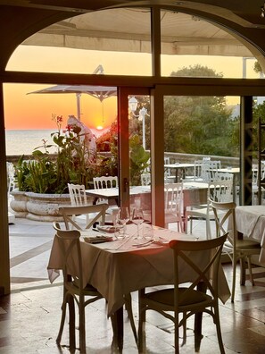 Breakfast, lunch, dinner served; Mediterranean cuisine, pool views - Hotel Villa Margherita (Livorno)