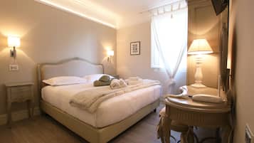 Un dormitorio ordenado con cama, lámparas de noche, mesitas de noche y un espejo.