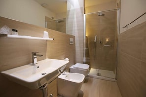 Shower, rainfall showerhead, free toiletries, hair dryer