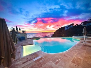 Seasonal outdoor pool, open 8 AM to 6:30 PM, pool umbrellas - Hotel Villa Margherita (Livorno)